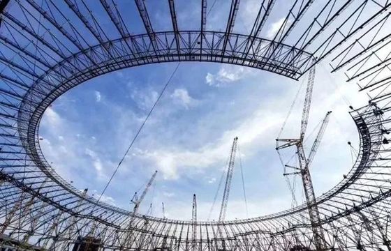 スチール構造 サンドイッチパネルや鋼板屋根付きの倉庫