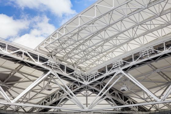 天候に耐える鉄筋構造 螺栓式または溶接式の設置とカスタマイズ可能な屋根ピッチ