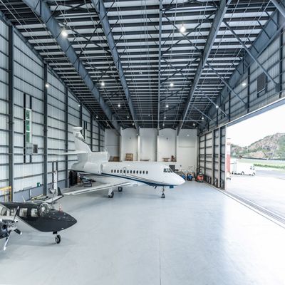 波形鋼板屋根、風荷重100km/h対応のプレハブ式金属製航空機格納庫