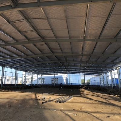 溶接された鋼筋柱と,電熱された表面や塗装された表面を持つ,自作可能な鋼筋建築物