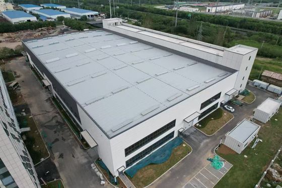亜鉛メッキまたは塗装されたスチールフレーム表面を持つ耐久性のある金属構造の建物