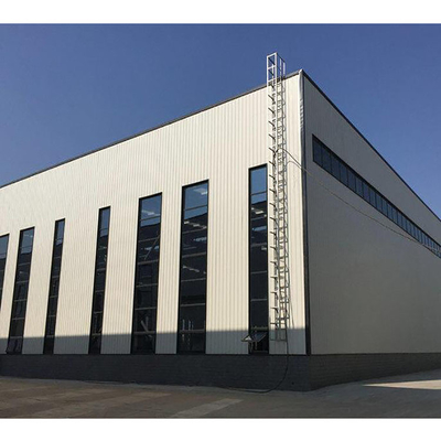 断熱サンドイッチパネル付き鉄骨構造建物
